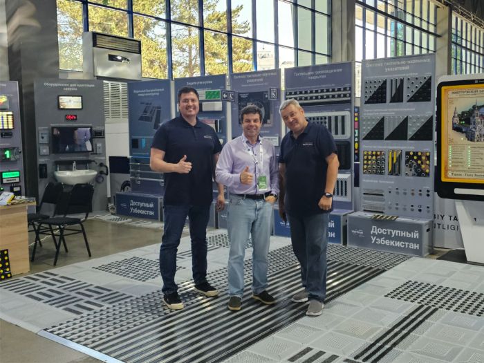 Делегация российского производителя Vertical Factory демонстрирует выставочные образцы коллегам из Узбекистана